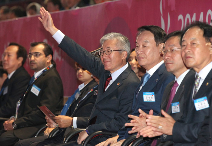 Minister of Culture, Sports & Tourism Kim Jongdeok (center)attends the Incheon Para Asian Games closing ceremony. 