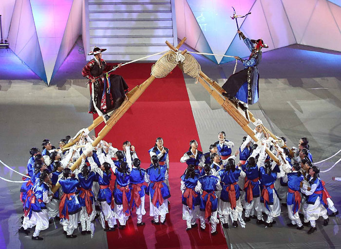 The traditional folk game <i>chajeon nori</i> is staged during the closing ceremonies of the Incheon Para Asian Games 2014.