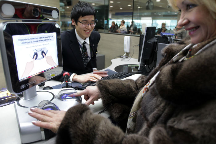 An overseas tourist waits for fingerprint and face recognition scans upon arrival at Incheon International Airport (photo: Yonhap News).