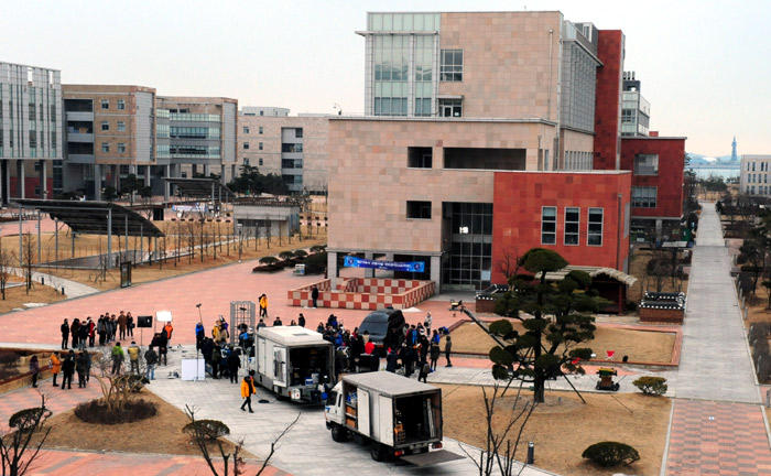 The SBS crew films an episode of “My Love From the Star” at the Incheon National University campus. (courtesy of Incheon National University)