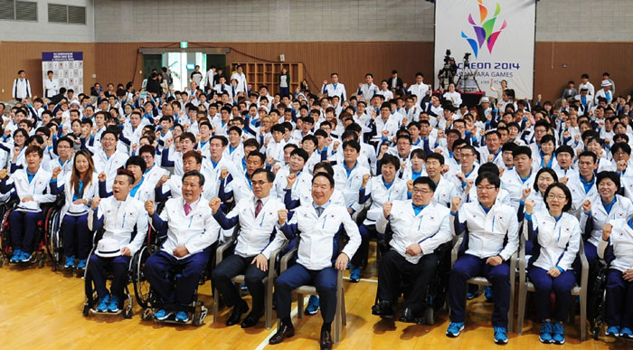 Korean national athletes for the Incheon Asian Para Games 2014, Second Vice Minister of Culture, Sports & Tourism Kim Chong, and other participants pose for a photo during the Team Korea launch event.