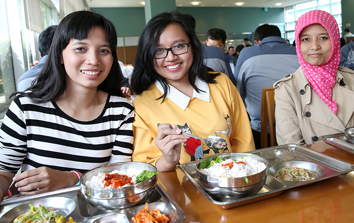 Three readers, this time from Indonesia, were invited to have lunch with Korea.net on April 23: (from left) Cut Vitarie Hadiana, Petty Arniza and Anieta Carolina. (photo: Jeon Han)