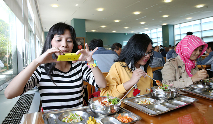 Three invited readers have lunch with Korea.net. (photo: Jeon Han)