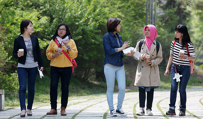 Visitors talk with members of the Korea.net team, walking around the grounds of the National Museum of Korea after lunch. (photo: Jeon Han)