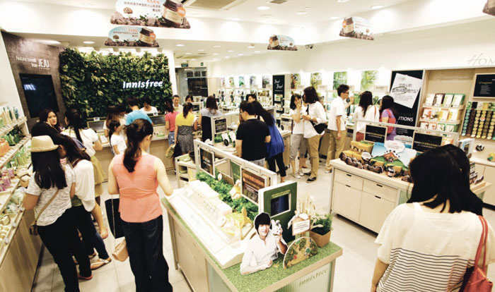 An Innisfree outlet in Shanghai is crowded with customers.