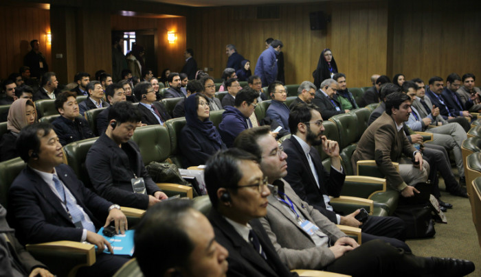 Korean and Iranian business people attend the first Korea-Iran Culture and Technology Forum.
