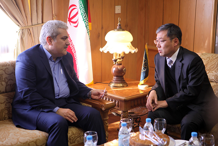 Iranian Vice President for Science and Technology Sorena Sattari (left) discusses cooperation in culture and creative industry between Korea and Iran with Yoon Taeyong, Deputy Minister of Cultural Content Industry Office of the Ministry of Culture, Sports and Tourism.