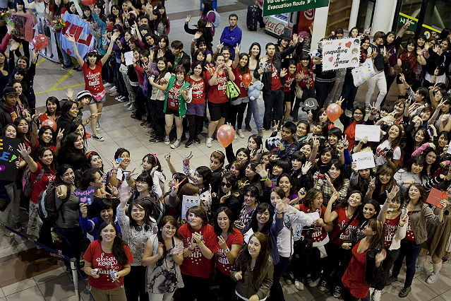 Nearly 400 JYJ fans gathered at the Santiago International Airport early in the morning on March 8 to greet JYJ (Photo: Yonhap News).