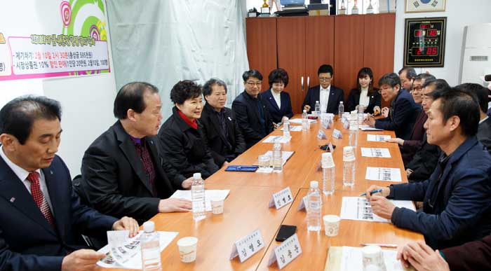 President Park Geun-hye (third from left) talks to representatives from vendor associations from across the nation at Junggok Market in Gwangjin-gu, Seoul, on February 10. 