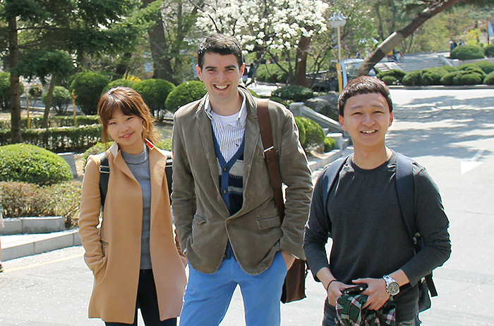 James Hooper and his classmates at Kyunghee University pose for a photo. Many students, both from Korea and overseas, say hello to Hooper when walking around campus. (photo: Yoon Sojung)