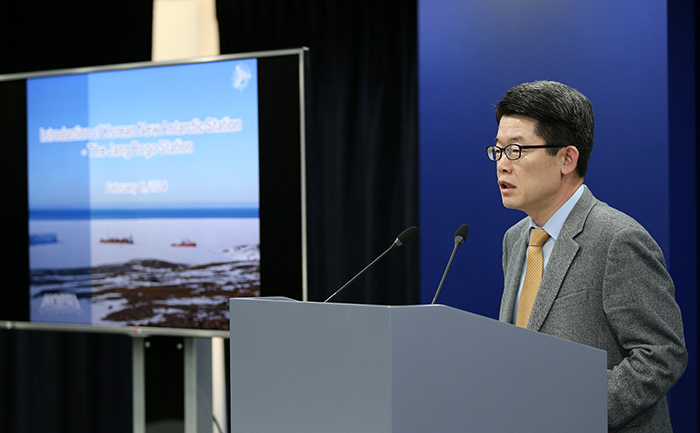 Director General of the MOF’s Marine Industry Policy Bureau Kim Yangsoo talks about the new Jang Bogo Antarctic Research Station during the press conference in Seoul. (Photo: Jeon Han)