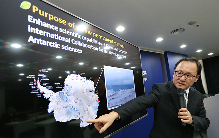 KOPRI President Kim Yeadong explains the location of the Jang Bogo Antarctic Research Station during the press conference in Seoul on February 6. (Photo: Jeon Han)