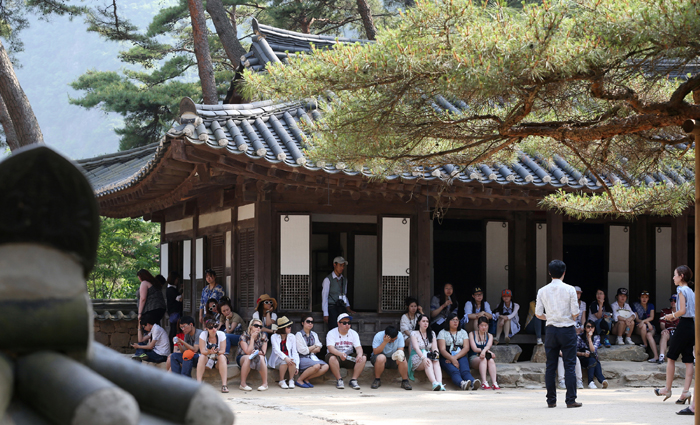 Visitors listen as the tour guide tells the life story of Joseon’s sixth monarch, King Danjong, in the Cheongnyeongpo complex in Yeongwol Country, Gangwon-do, on May 31. (photo: Jeon Han)