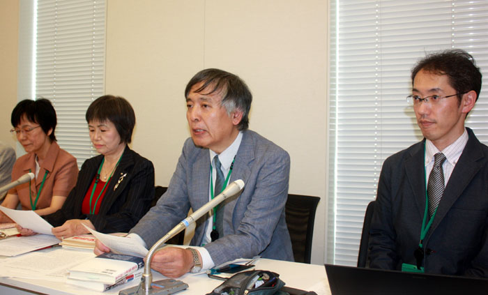 구보 도루 역사학연구회 위원장이 25일 기자회견에서 일본군의 위안부 여성 강제연행은 분명한 사실이라는 공동성명을 발표하고 있다.