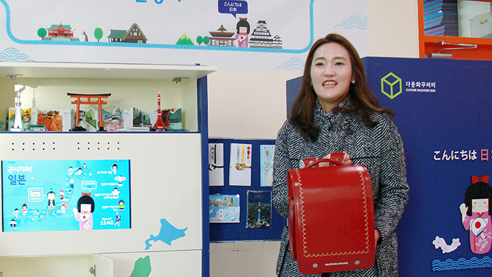 A press briefing is held to introduce the new Culture Discovery Box focusing on Japan, at the National Folk Museum of Korea in Seoul on Dec. 5. Curator Gu Min Gyeong explains the <i>randoseru</i> (란도셀, ランドセル), a backpack used by Japanese elementary school students.