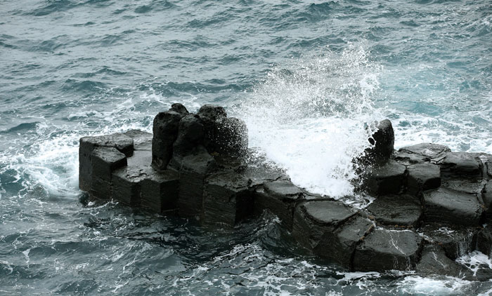 The columnar joints of the Jusangjeolli Cliffs at the Jungmun Tourism Complex can be seen on Jeju Island. These columnar joints are created by basaltic lava flow.