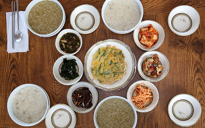 Abalone rice porridge (<i>jeonbokjuk</i>) and clam rice porridge (<i>jogaejuk</i>) are made from traditional and natural food ingredients. 