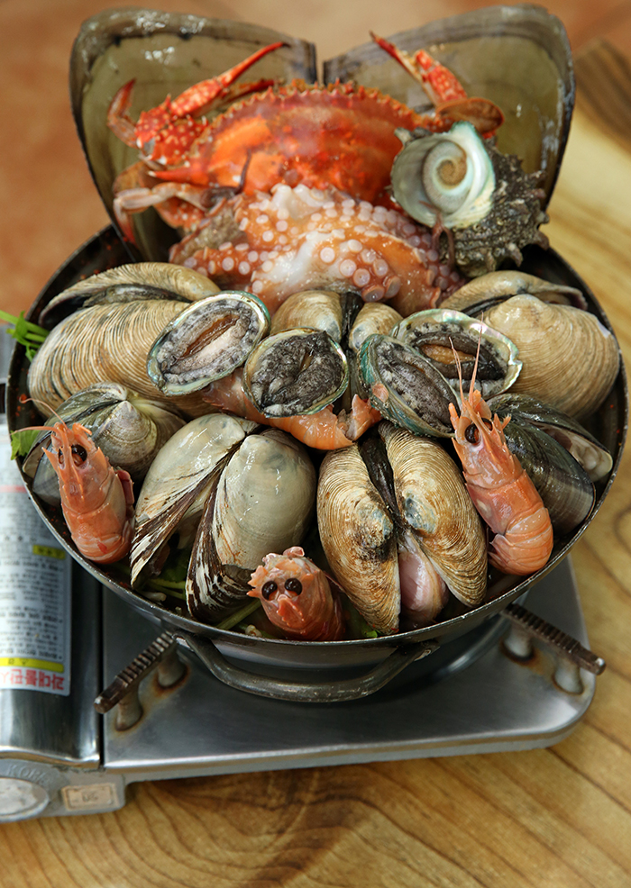 A seafood steamboat, made with shellfish collected by the female divers offshore, offers the original taste and smell of the ingredients. The soup also has a wonderfully harmonized taste. 