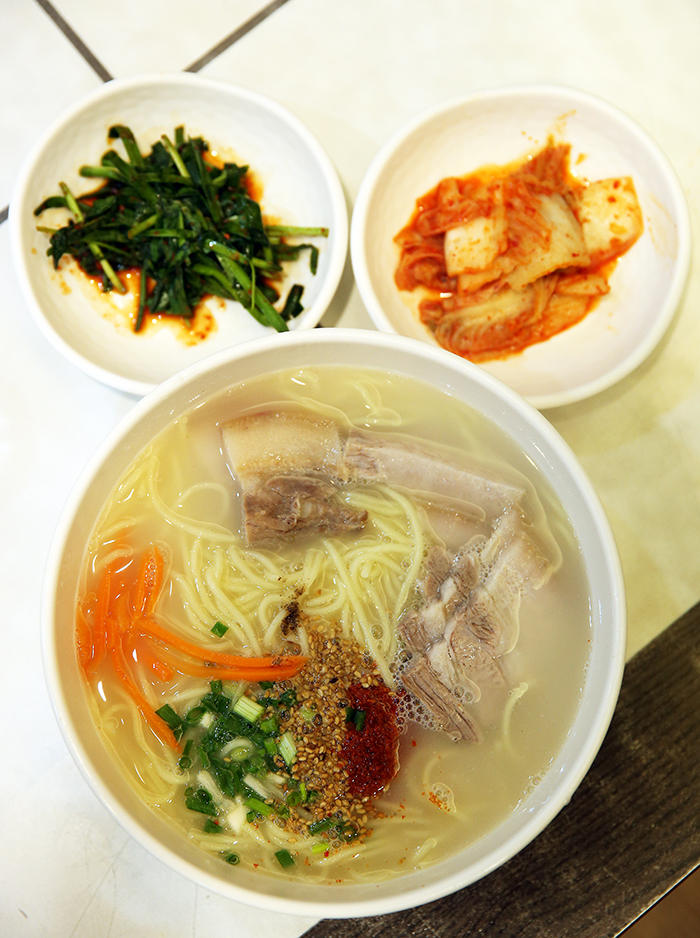 Soup with noodles and pork, or <i>gogi guksu</i>, is so popular among travelers to Jeju Island that a whole street is filled with single-dish soup restaurants that serve the delicacy. 
