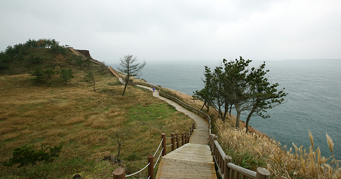 Jeju Olle Trail No. 10 offers a panoramic view of the wide open sea.