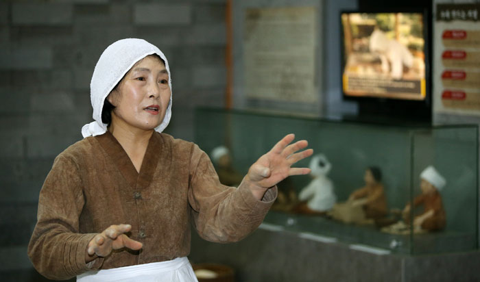 Kang Kyoung-soon, an individual of intangible cultural heritage registered with the Jeju government, expresses her hope to introduce <i>omegisul</i>, the traditional millet liquor of Jeju Island, to more people.