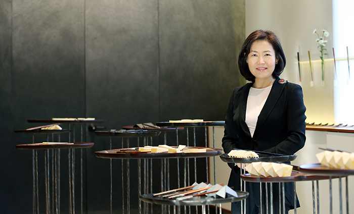  Park Yeon-ok, CEO of the Jeo-Jip chopsticks gallery, says that chopsticks are a medium through which Korean arts and traditions can spread across the world. 