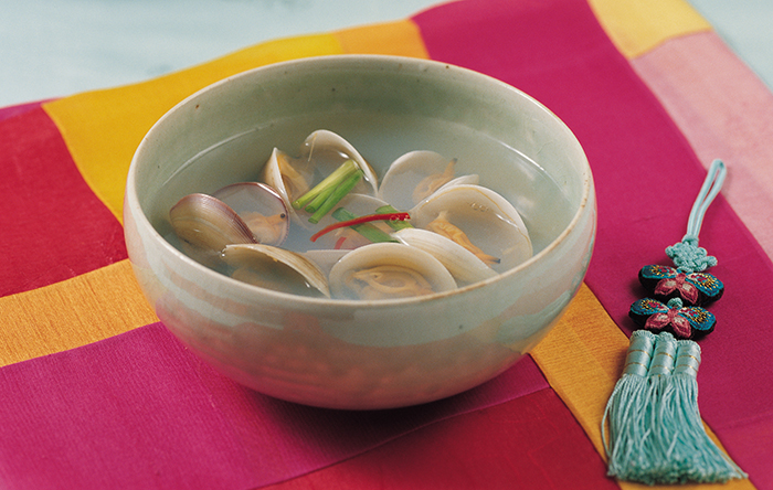 <i>Jogaetang</i> clam soup is made from short-necked clams. It's one of the best recipes to appreciate the shellfish, which are seasonal in early spring. Fresh, living clams should be used for this recipe. Lighter-colored ones taste better than darker ones.