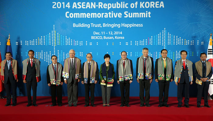 President Park Geun-hye (center) and other leaders at the ASEAN-ROK Commemorative Summit pose for a photo while wearing <i>jogakbo</i>-decorated scarves. (photo: Cheong Wa Dae)