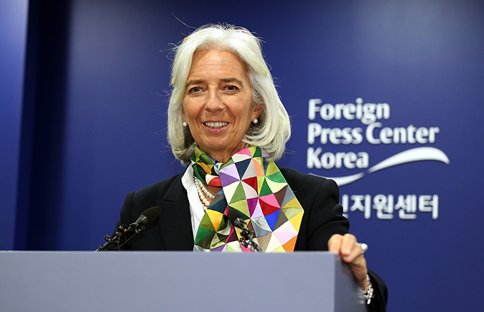 IMF Managing Director Christine Lagarde holds a press conference in Seoul in December 2013. She wears a <i>jogakbo</i> scarf which she received from former Minister of Gender Equality & Family Cho Yoonsun, who currently serves as presidential secretary for affairs of state. 