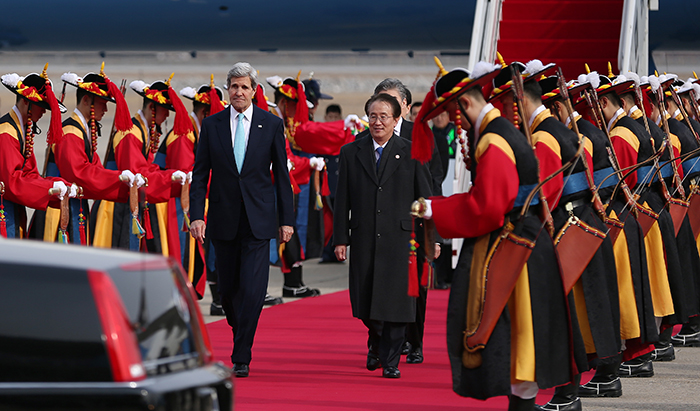 U.S. Secretary of State John Kerry inspects the honor guard after arriving at Seoul Airbase on February 13. (photo: Jeon Han)