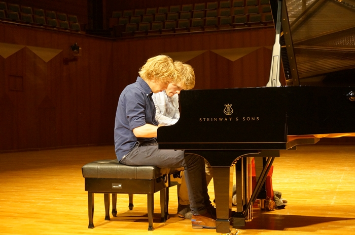 Arthur Jussen (left) and Lucas Jussen play the piano alongside each other. 