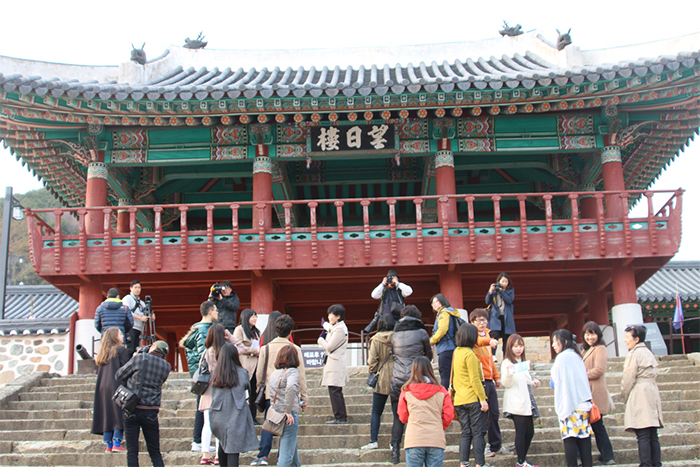 The tourists take pictures at the Navy Headquarters of Three Provinces. Tongyeong played a key role as a naval base during Joseon times.