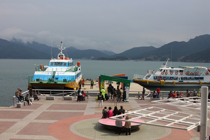 Jangsado is an island off Tongyeong and is known as a filming site, attracting many tourists. 