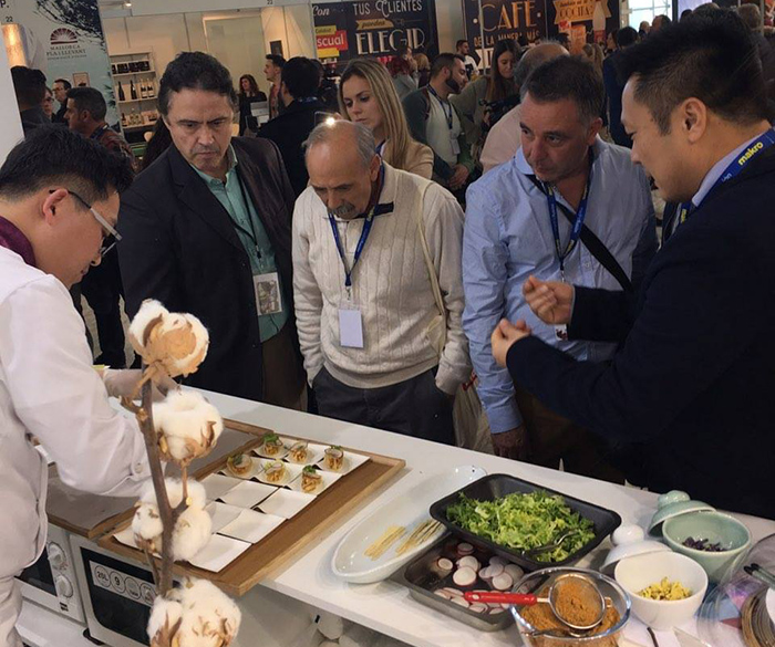 Visitors to the Madrid Fusion 2017 fair look closely at some of the Korean food being made with vegetables and <i>doenjang</i> soybean paste. The Korean Food Foundation introduced various dishes that use fermented condiments at the three-day world gourmet festival, which took place from Jan. 23 to 30.