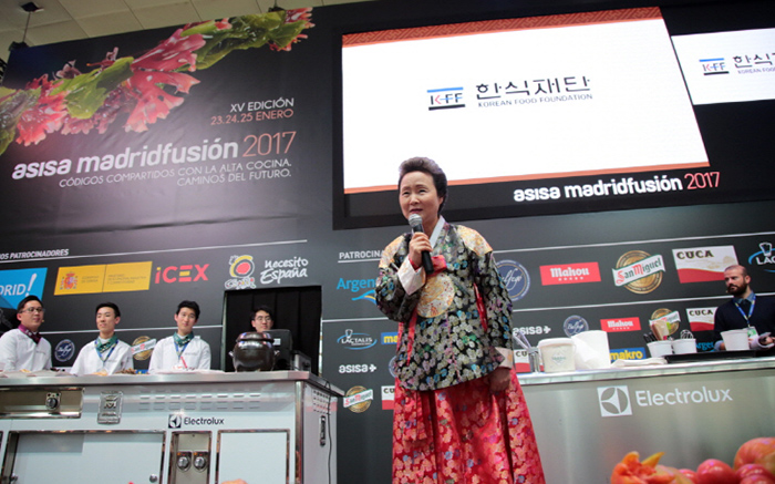 Korean Food Foundation President Yoon Sook-ja (center) said at the Madrid Fusion 2017 food fair on Jan. 25 that she will work hard to promote fermented foods and the Korean traditions associated with condiment preparation and fermentation.