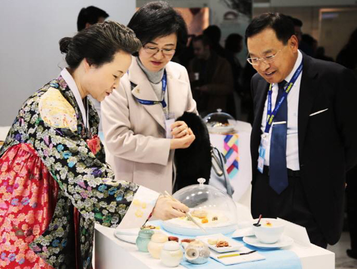 Korean Ambassador to Spain Park Hee-Kwon (right) listens to an explanation from Korean Food Foundation President Yoon Sook-ja about the food on display during a visit to the Korean food booth of the Madrid Fusion 2017 food fair.