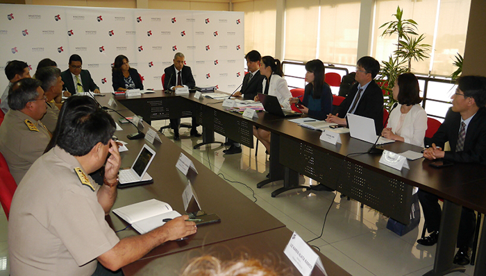 The KICS management team explains the KICS and the modernization of the justice administration system to Peruvian government officials, in Lima during the Korea-Peru e-government cooperation forum in April 2015, on the sidelines of a presidential visit to Peru.