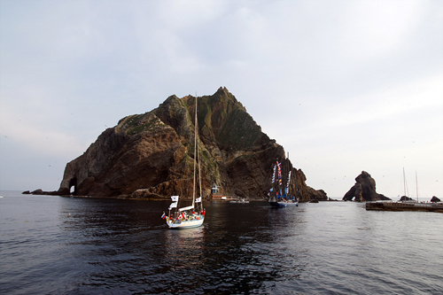 Yachts pull up to Dokdo, the islets which mark the easternmost point of Korean territory. Dokdo has been recognized as being under Korea's sovereignty since as early as 512 A.D. and remains so today in accordance with international law (photo courtesy of Korea Cup Organizing Committee).