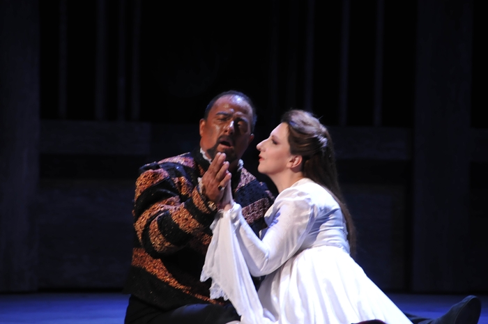 Desdemona and Otello star in Verdi's opera interpretation of Shakespeare original 'Othello.' (photos: Korea National Opera)