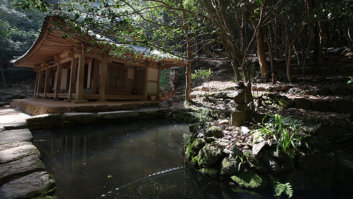 The Dasan Chodang is located at the foot of Mandeoksan Mountain in Gangjin. This house is where Jeong Yak-yong, pen name Dasan (1762-1836), a well-known scholar from late Joseon times, fostered younger students and wrote about 600 books during his exile.