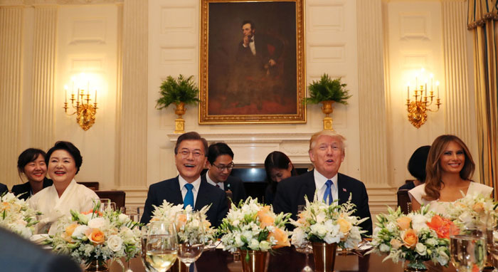 President Moon Jae-in (second from left), U.S. President Donald Trump, their spouses and other dignitaries attend a dinner at the White House on June 29.