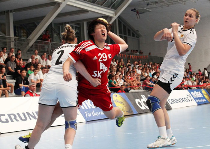 Korean player Yu So-jeong (center) throws the ball during the Korea-Russia match on July 14. (photo from the homepage of Women's Junior U20 World Championship Croatia)