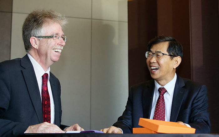 Shin Hyun-kwan (right), director general of the Korea Seed and Variety Service, and Naktuinbouw Director John van Ruiten discuss similarities and differences between the two nations' seed industries. 