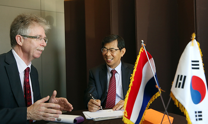 After signing the MOU, Shin Hyun-kwan (right), director general of the Korea Seed and Variety Service, and Naktuinbouw Director John van Ruiten talk about potential bilateral cooperation on November 4. 