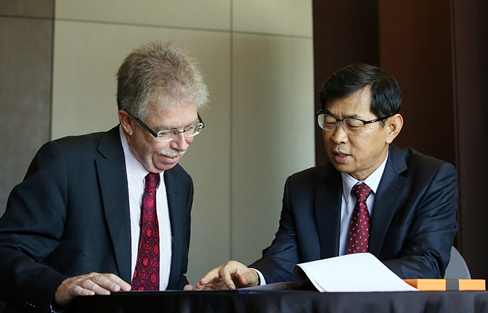  Shin Hyun-kwan (right), director general of the Korea Seed and Variety Service, explains the characteristics of the country's seed industry to Naktuinbouw Director John van Ruiten. 