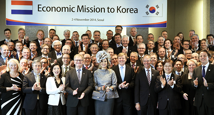 Minister of Science, ICT & Future Planning Choi Yanghee (third from right, front row), King Willem-Alexander of the Netherlands (fifth, front row) and members of a Dutch business delegation pose for a photo before attending the Creative Economy and Innovation Seminar. 