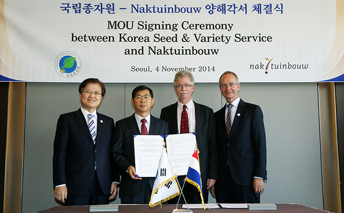 (From left) Minister of Science, ICT & Future Planning Choi Yanghee, Shin Hyun-kwan, director general of the Korea Seed and Variety Service, Naktuinbouw Director John van Ruiten and Dutch Minister of Economic Affairs Henk Kamp pose with the MOU signed between the Korea Seed and Variety Service and the Netherlands Inspection Service for Horticulture. 