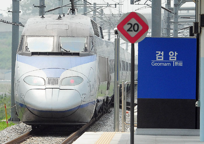 A KTX train approaches Geoman Station in Incheon. This KTX train will travel from Seoul to Incheon International Airport starting June 30. (photos: Yonhap News)
