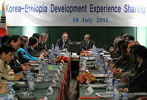 President Lee Myung-bak gives a welcoming address at the opening ceremony of the fourth High Level Forum on Aid Effectiveness held in BEXCO 