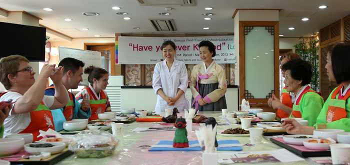 Foreign participants listen to Yoon Sook-ja (center right), director of the Institute of Traditional Korean Food, explaining Korean royal court cuisine “neobiani” during a Korean food experience program titled Have you ever K-food on May 24 (photo: Jeon Han). 